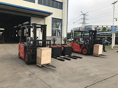 廈門某大型機(jī)械采購1批廈工電動叉車電動搬運車和柴油叉車